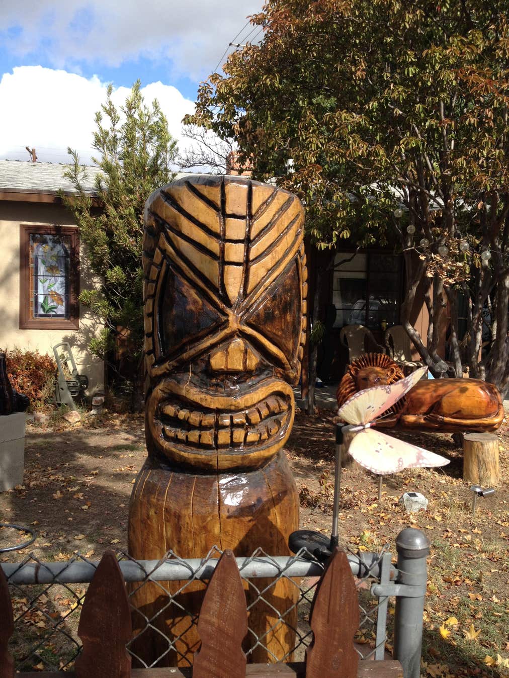 Woodcarving of a tiki, sculpture of a tiki, chainsaw wood carving of a tiki, art, 