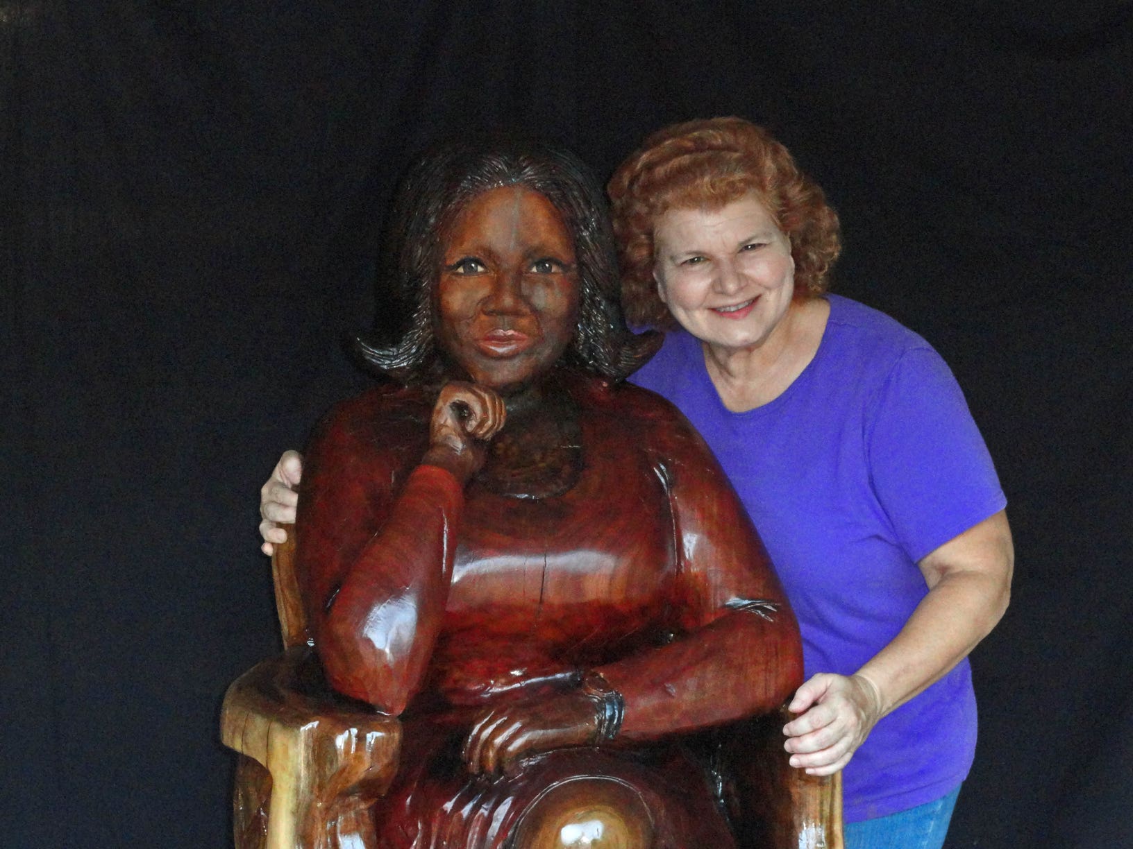 Artist and sculpture of Oprah Winfrey.  Wood carving, chainsaw woodcarving